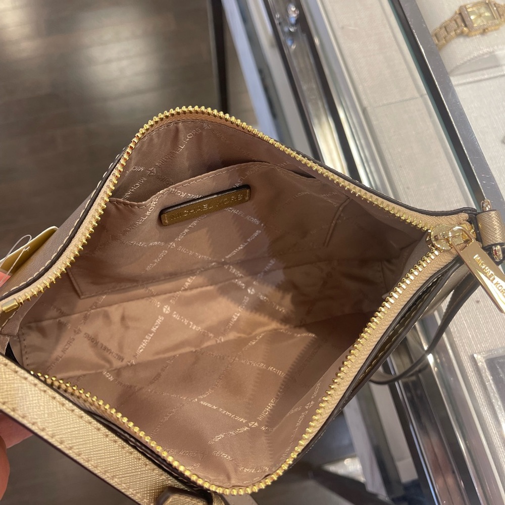 MICHAEL KORS Arden Medium Metallic Crossbody Bag
Pale Gold
NWT - Picture 10 of 16